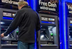 Nowe przepisy związane z wypłacaniem gotówki z bankomatów w UK! Decyzja, na którą wielu czekało